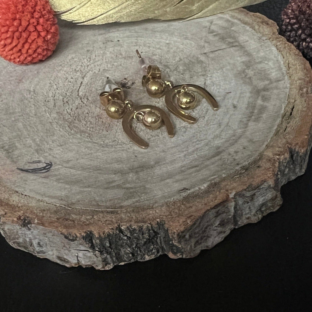 Goldene Ohrringe mit Kugeln frontansicht
