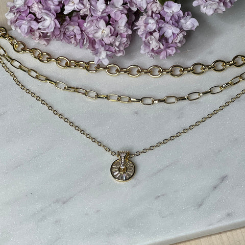 Dreireihige Halskette in Gold mit Kristall-Kreis – Schimmernde Eleganz im modernen Design