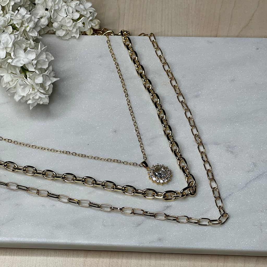 Dreireihige Kette in Gold mit Strass-Anhänger – Glanzvoller Mittelpunkt mit funkelndem Rahmen