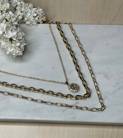 Dreireihige Kette in Gold mit Strass-Anhänger – Glanzvoller Mittelpunkt mit funkelndem Rahmen