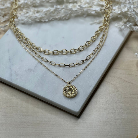 Dreireihige Halskette in Gold mit Kompass-Anhänger – Orientierung trifft Eleganz