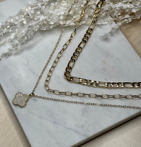 Dreireihige Kette in Gold mit Strass-Kleeblatt – Stilvoller Glücksbringer im funkelnden Design