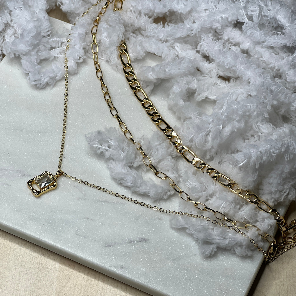 Dreireihige Kette in Gold mit Strass-Blockstein – Eleganter Blickfang im modernen Design