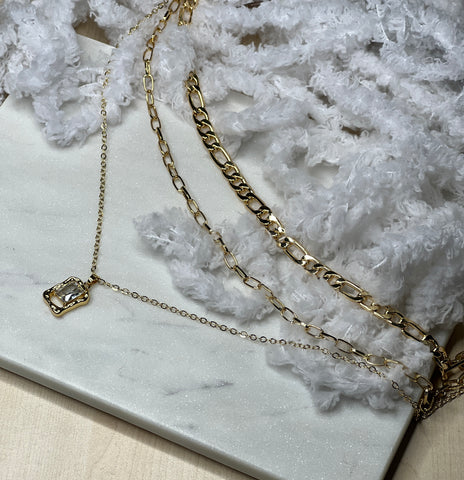 Dreireihige Kette in Gold mit Strass-Blockstein – Eleganter Blickfang im modernen Design