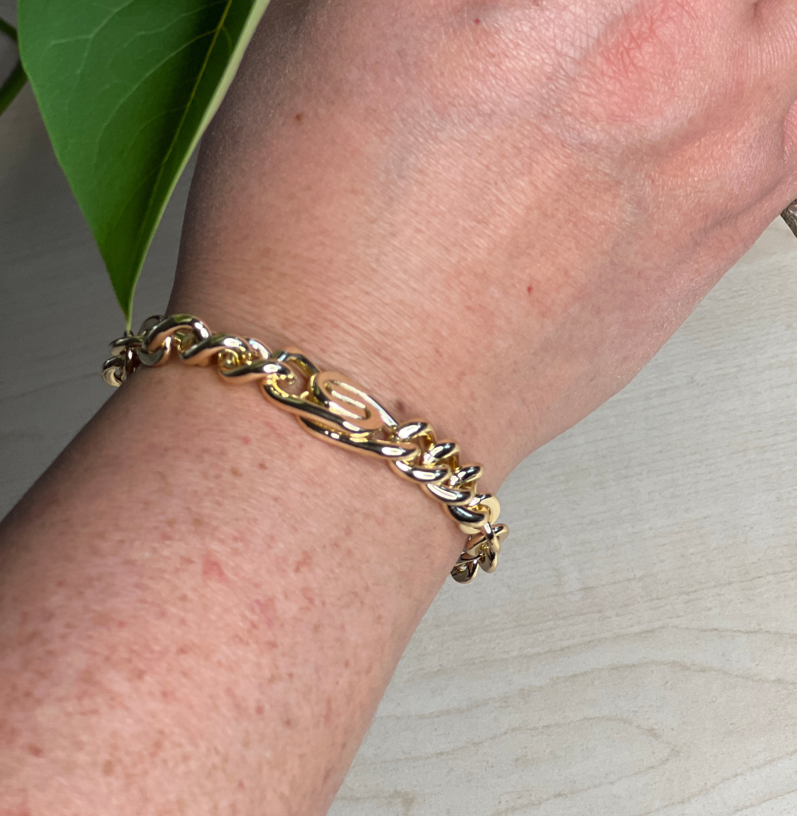 Edles Gliederarmband in Gold – Zeitloser Stil trifft feine Verarbeitung