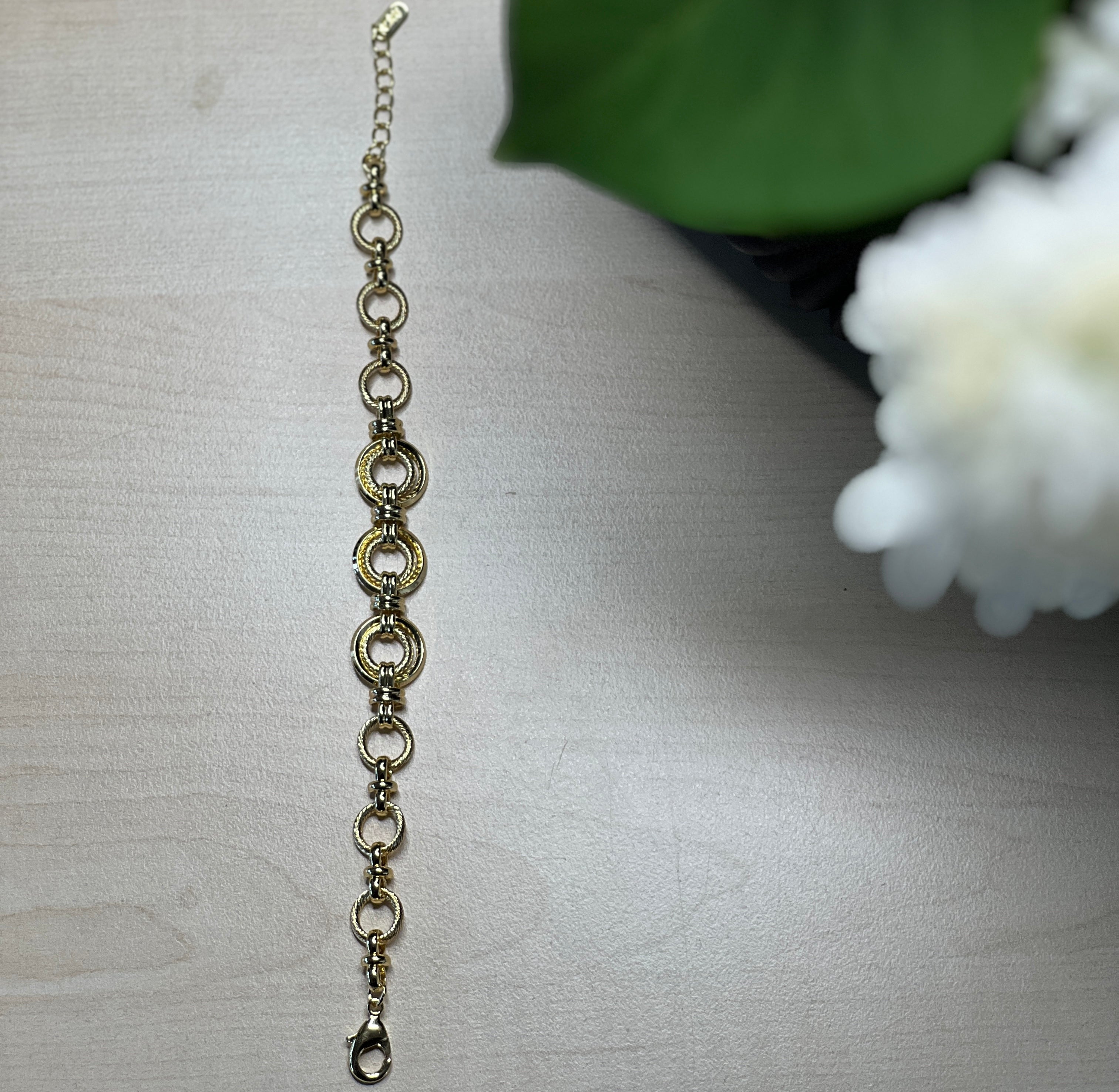 Goldenes Armband mit Kreisdesign – Feine Geometrie, stilvolle Eleganz