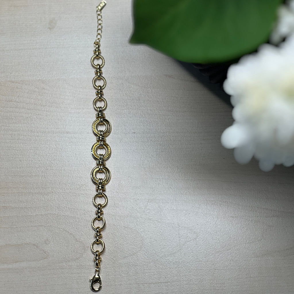 Goldenes Armband mit Kreisdesign – Feine Geometrie, stilvolle Eleganz