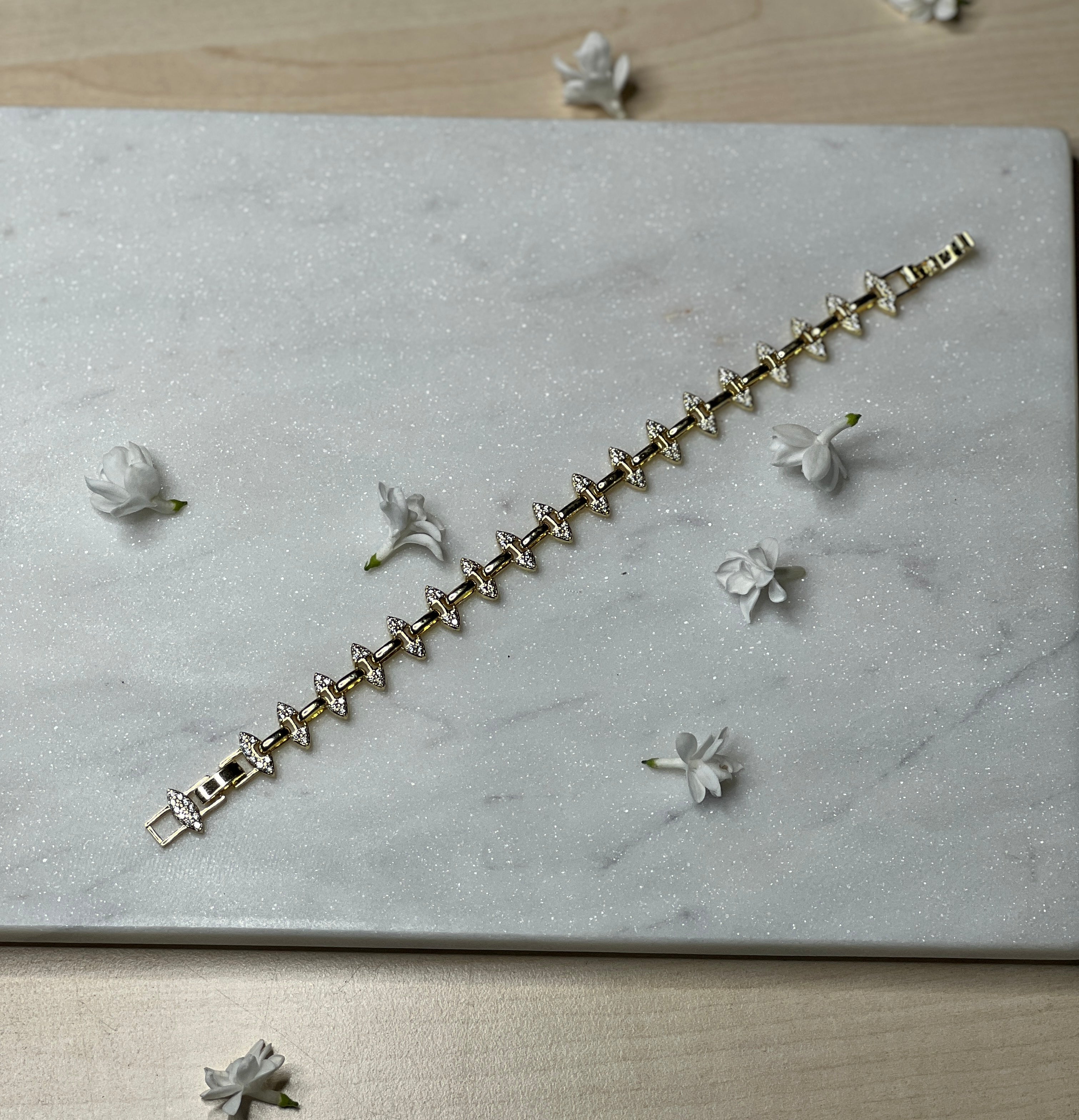 Edles Armband mit Strass-Tropfen – Glanzvoller Blickfang in stilvoller Tropfenform