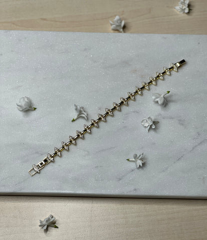 Edles Armband mit Strass-Tropfen – Glanzvoller Blickfang in stilvoller Tropfenform
