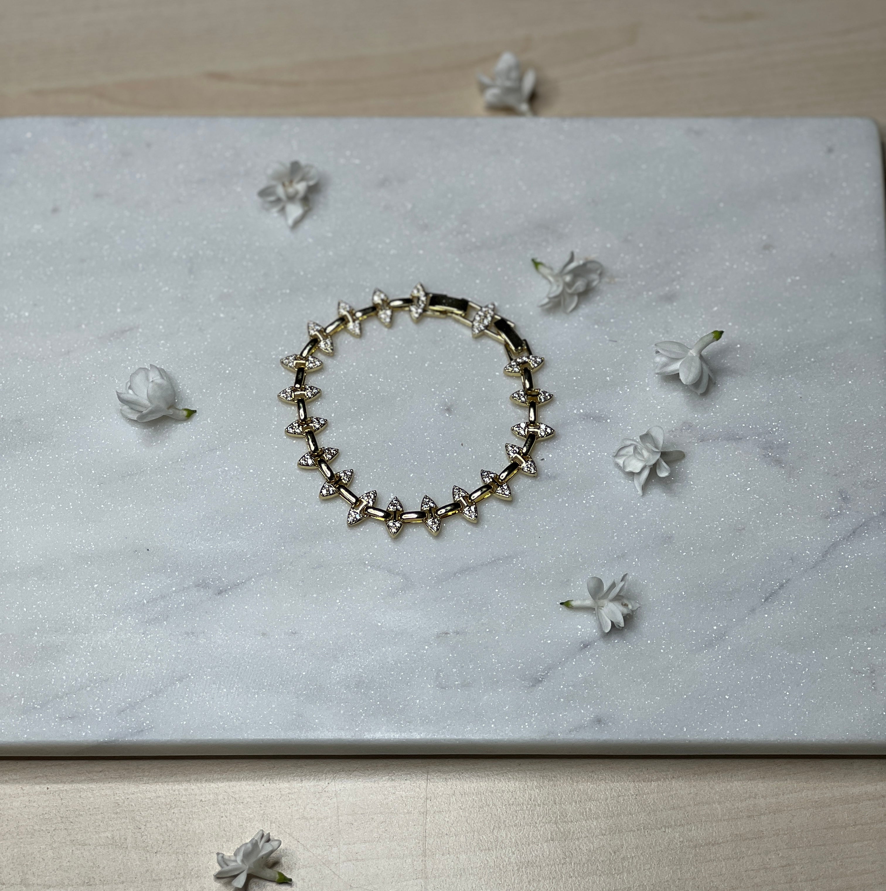 Edles Armband mit Strass-Tropfen – Glanzvoller Blickfang in stilvoller Tropfenform
