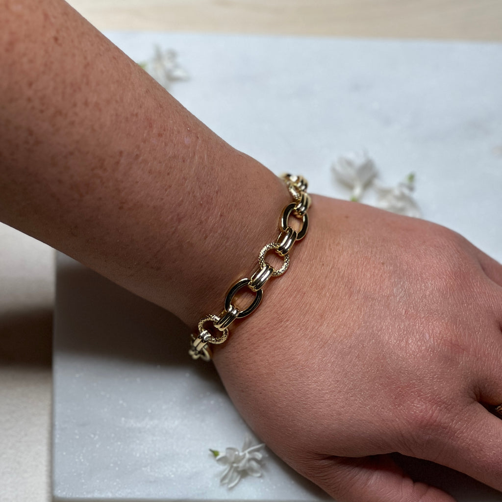 Goldenes Armband mit runden & ovalen Kreisen – Geometrische Eleganz in modernem Design