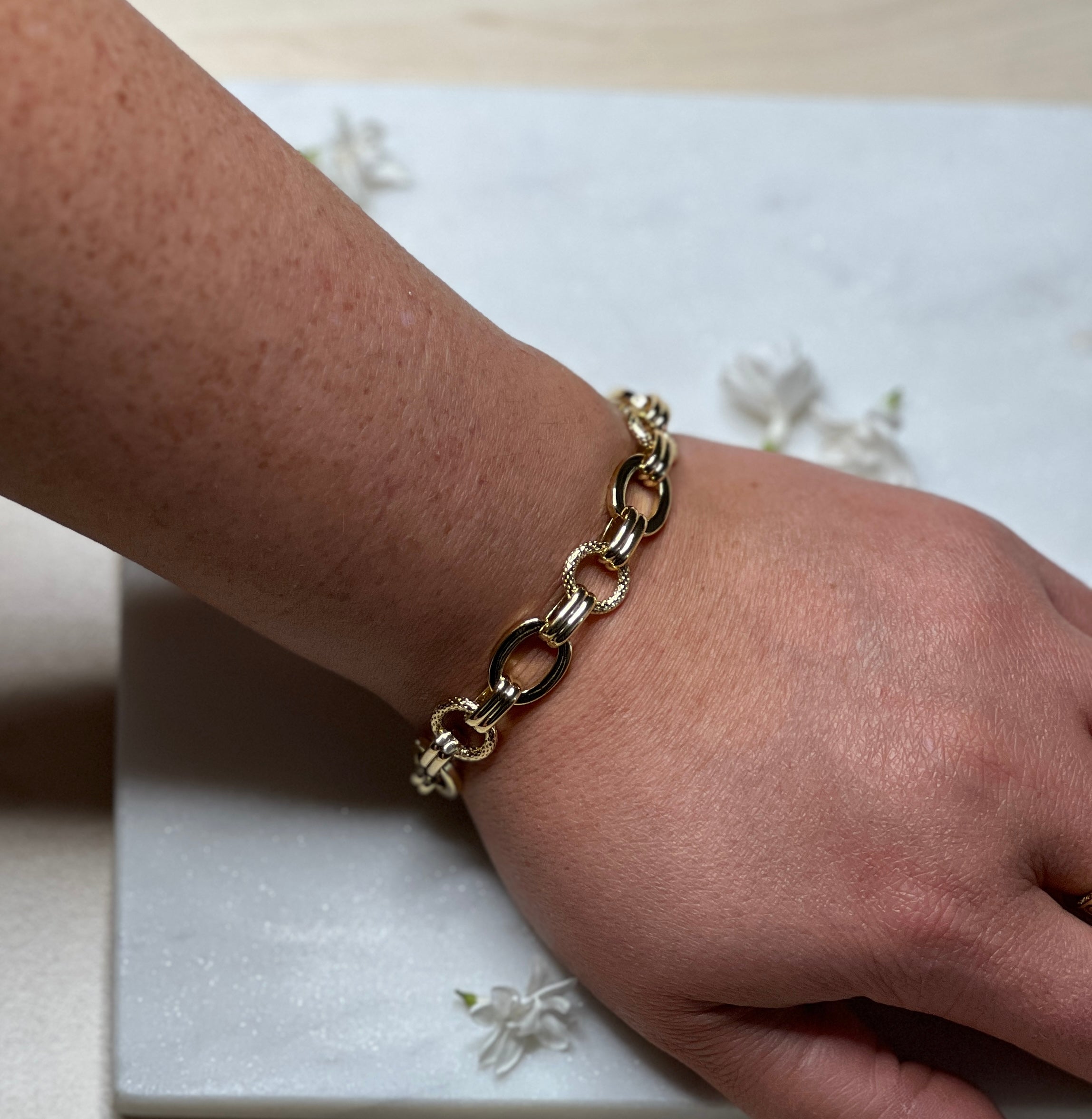 Goldenes Armband mit Kreisdesign – Feine Geometrie, stilvolle Eleganz