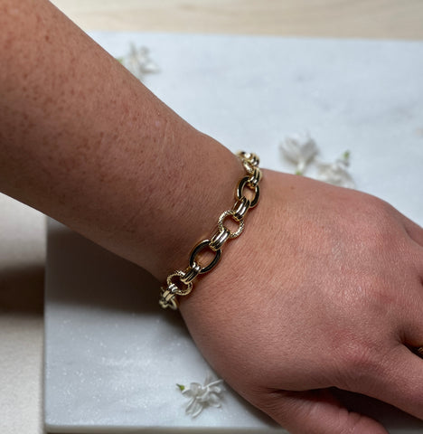 Goldenes Armband mit Kreisdesign – Feine Geometrie, stilvolle Eleganz