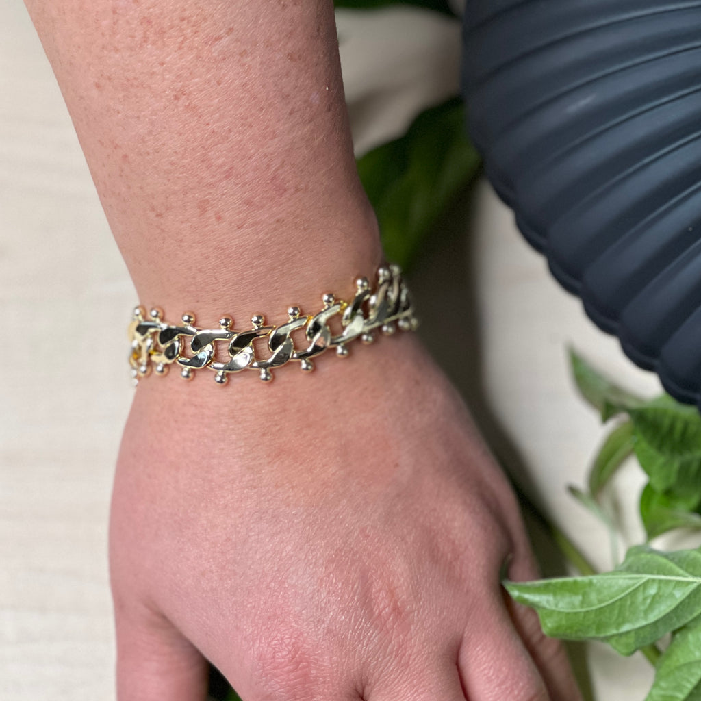 Goldenes Gliederarmband mit Noppen – Struktur trifft Stil