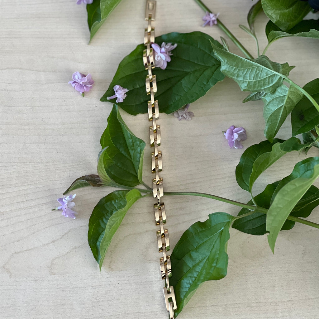 Goldenes Armband mit Rechteck-Design – Klare Linien, moderner Stil