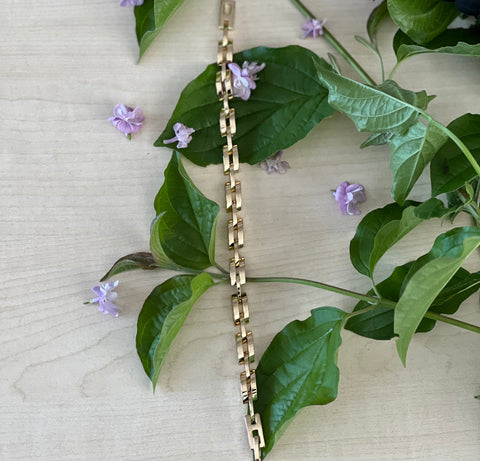Goldenes Armband mit Rechteck-Design – Klare Linien, moderner Stil