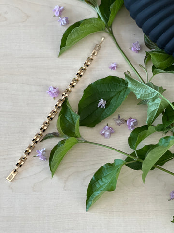 Goldenes Armband mit Rechteck-Design – Klare Linien, moderner Stil