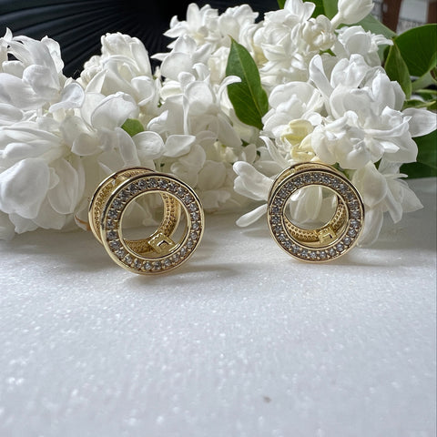 Goldene Ohrringe in offener Kreisform – Eleganz im glitzernden Rahmen