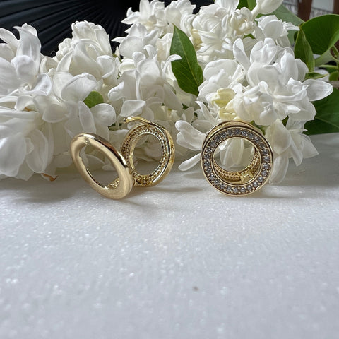 Goldene Ohrringe in offener Kreisform – Eleganz im glitzernden Rahmen