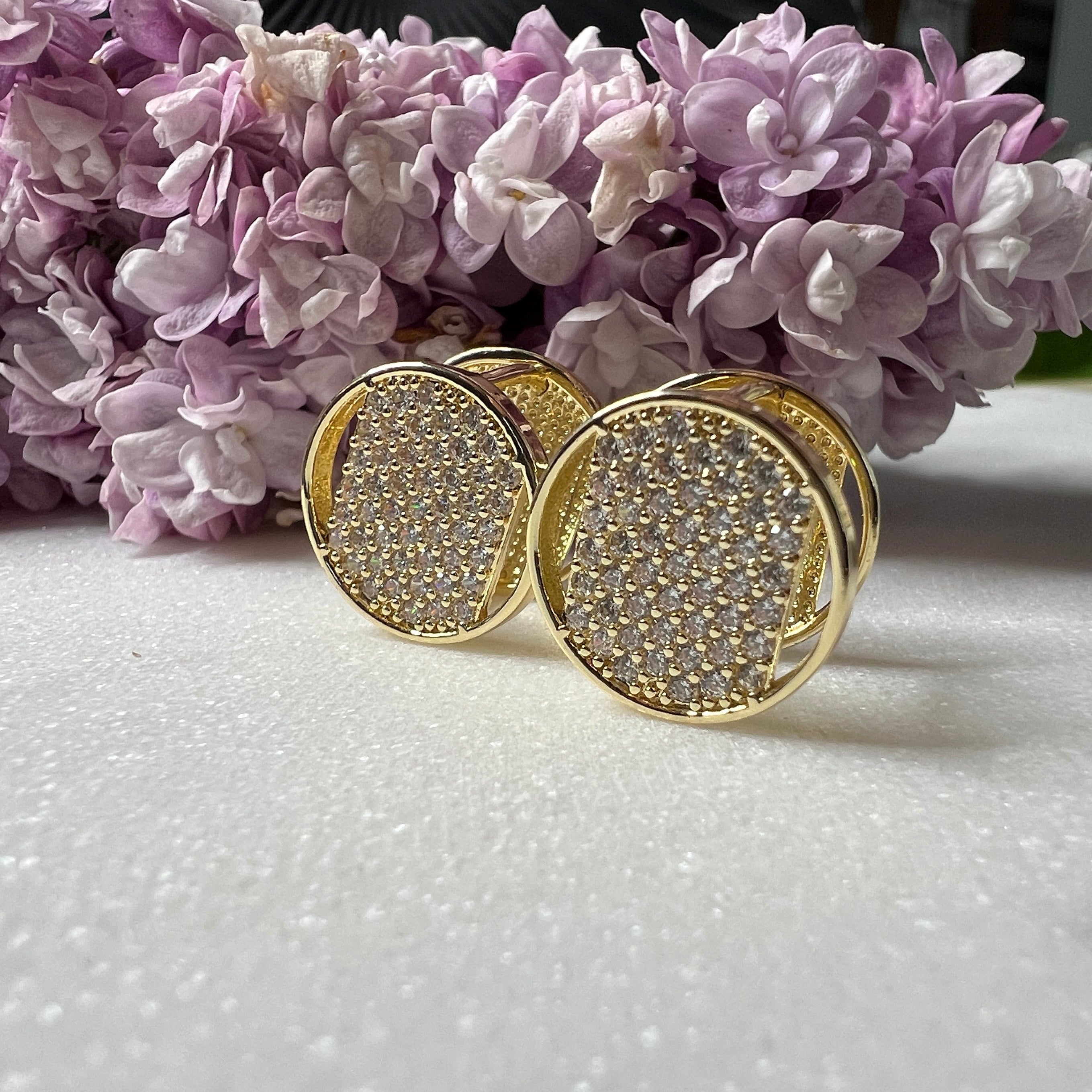 Runde Strass-Ohrringe in Gold – Vollflächiger Glanz für deinen Look