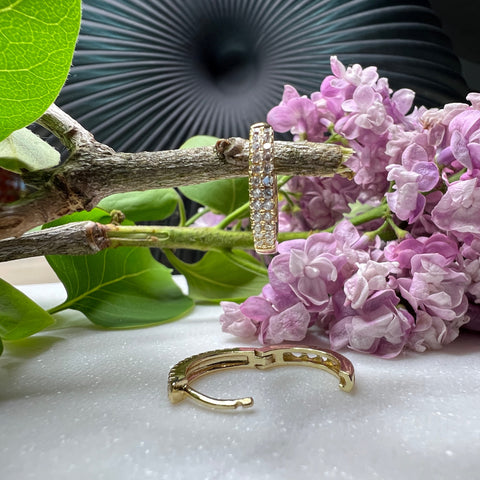 Zwei-reihige Strass-Kreolen in Gold – Doppelte Eleganz, strahlender Auftritt
