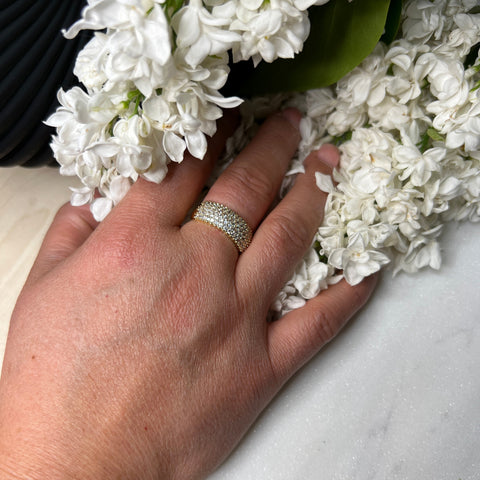 Goldener Ring mit komplettem Strassbesatz – Glanzvolle Eleganz rundum