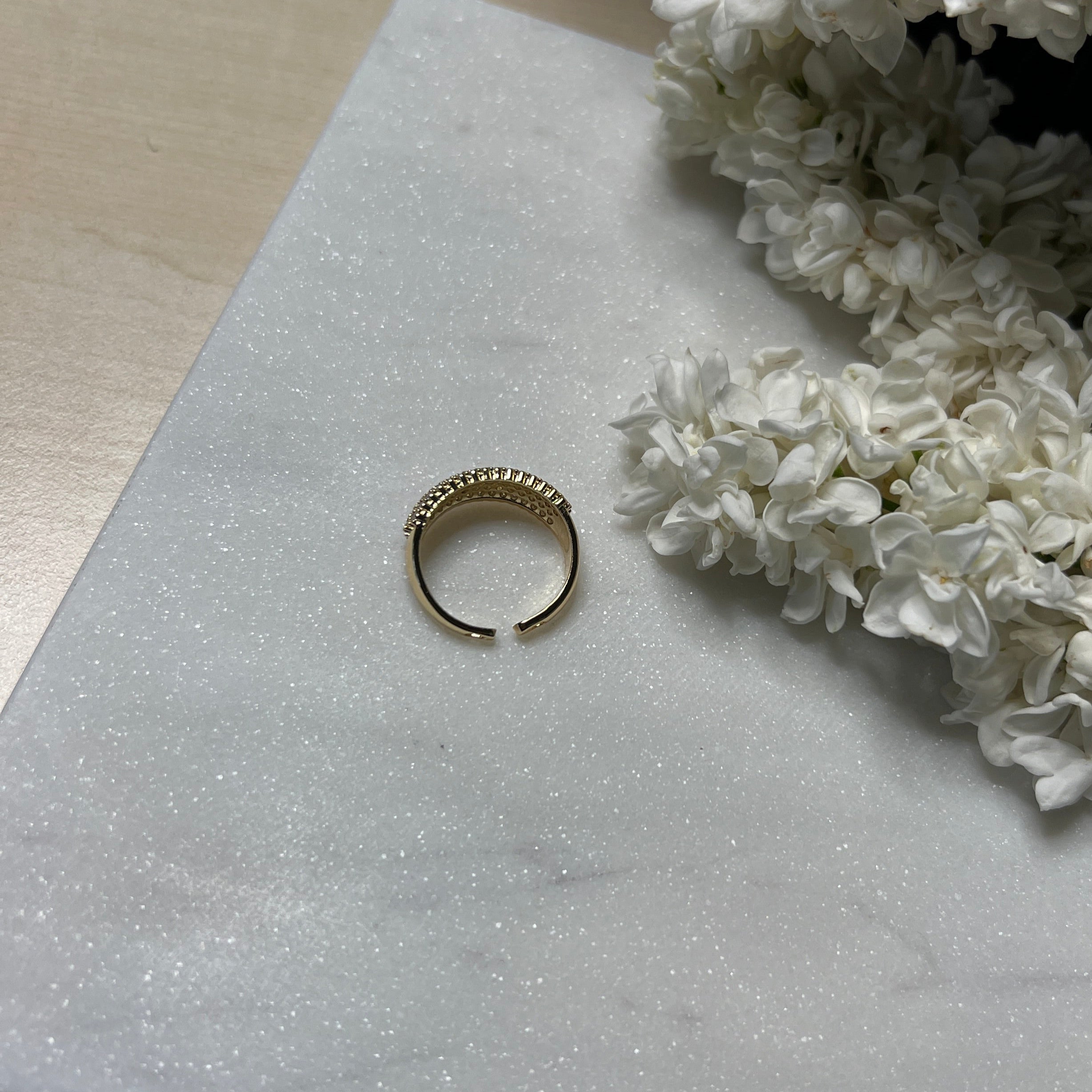 Goldener Ring mit komplettem Strassbesatz – Glanzvolle Eleganz rundum