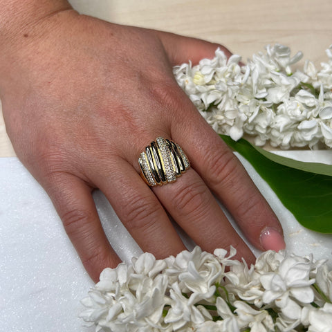 Goldener Ring mit drei Strassreihen – Strahlende Eleganz in vollendeter Harmonie