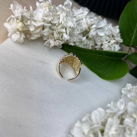 Goldener Ring mit drei Strassreihen – Strahlende Eleganz in vollendeter Harmonie