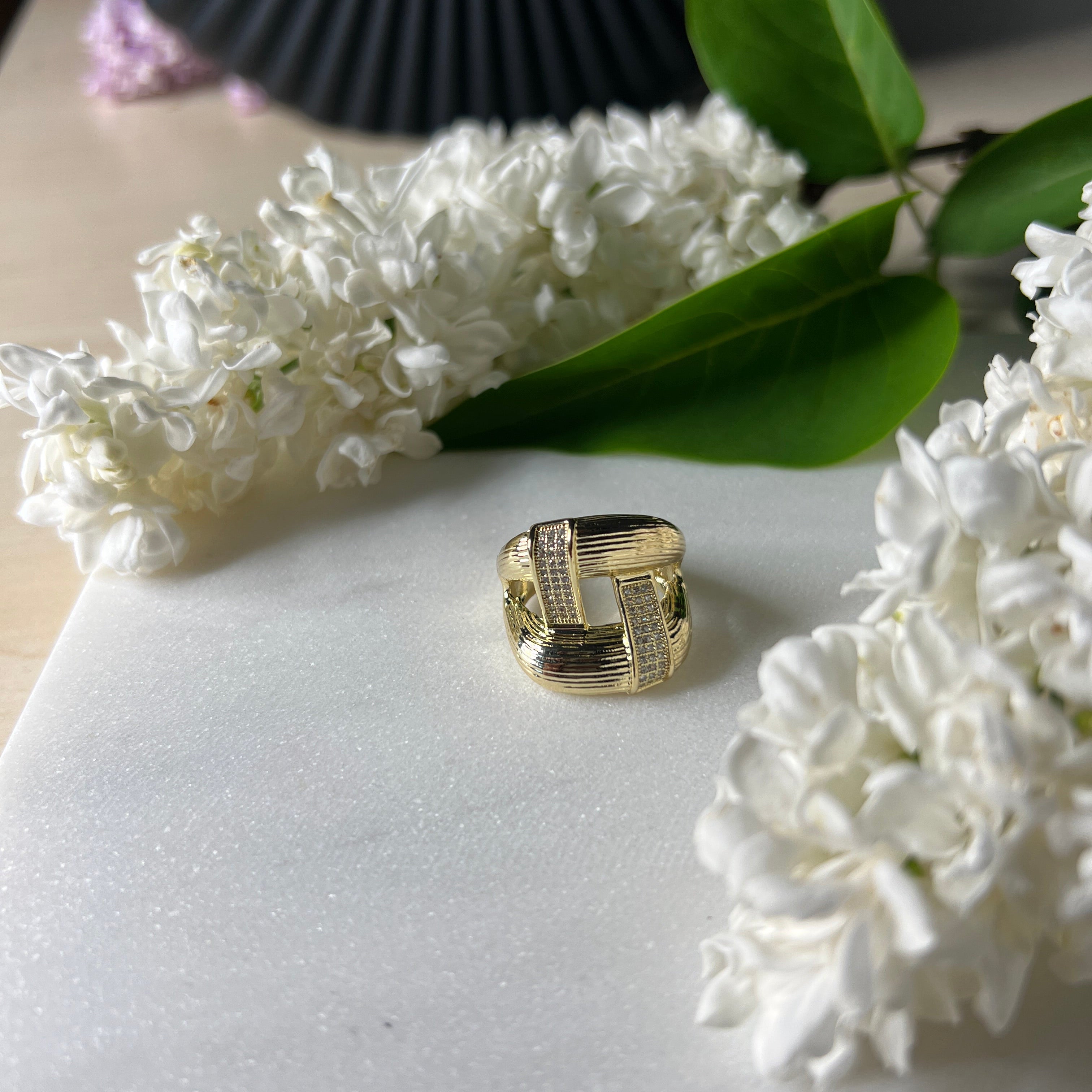 Goldener Ring mit zwei rechteckigen Strassbesätzen – Klare Linien, stilvoller Glanz