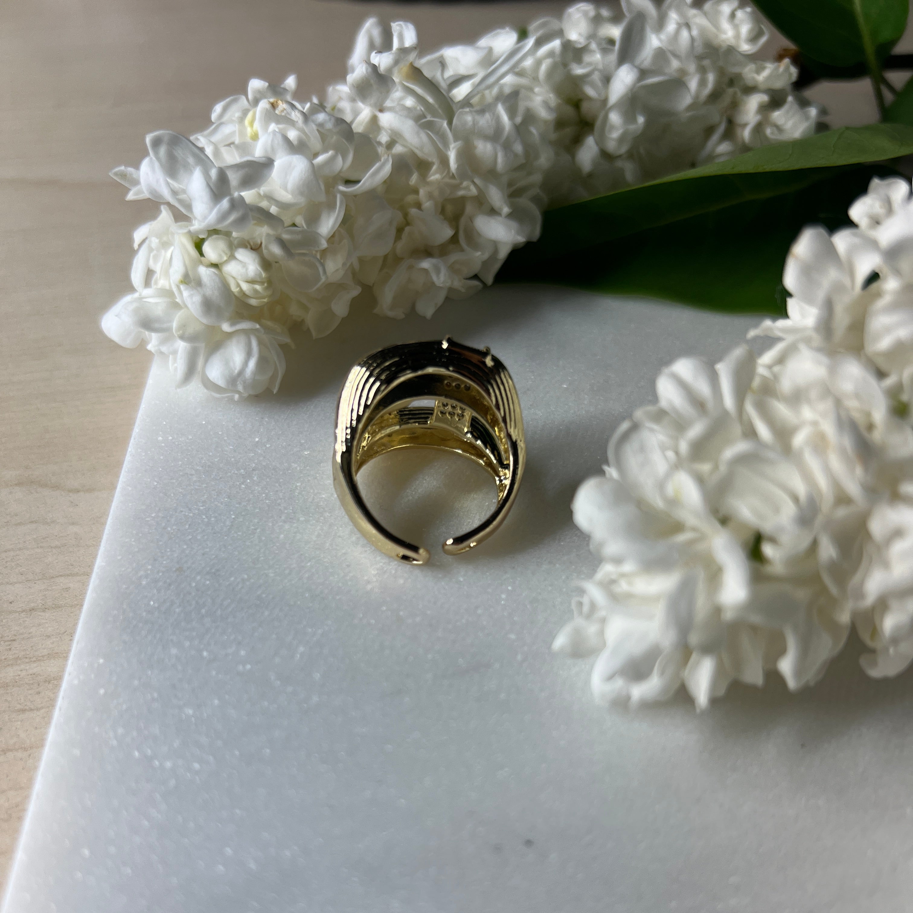 Goldener Ring mit zwei rechteckigen Strassbesätzen – Klare Linien, stilvoller Glanz