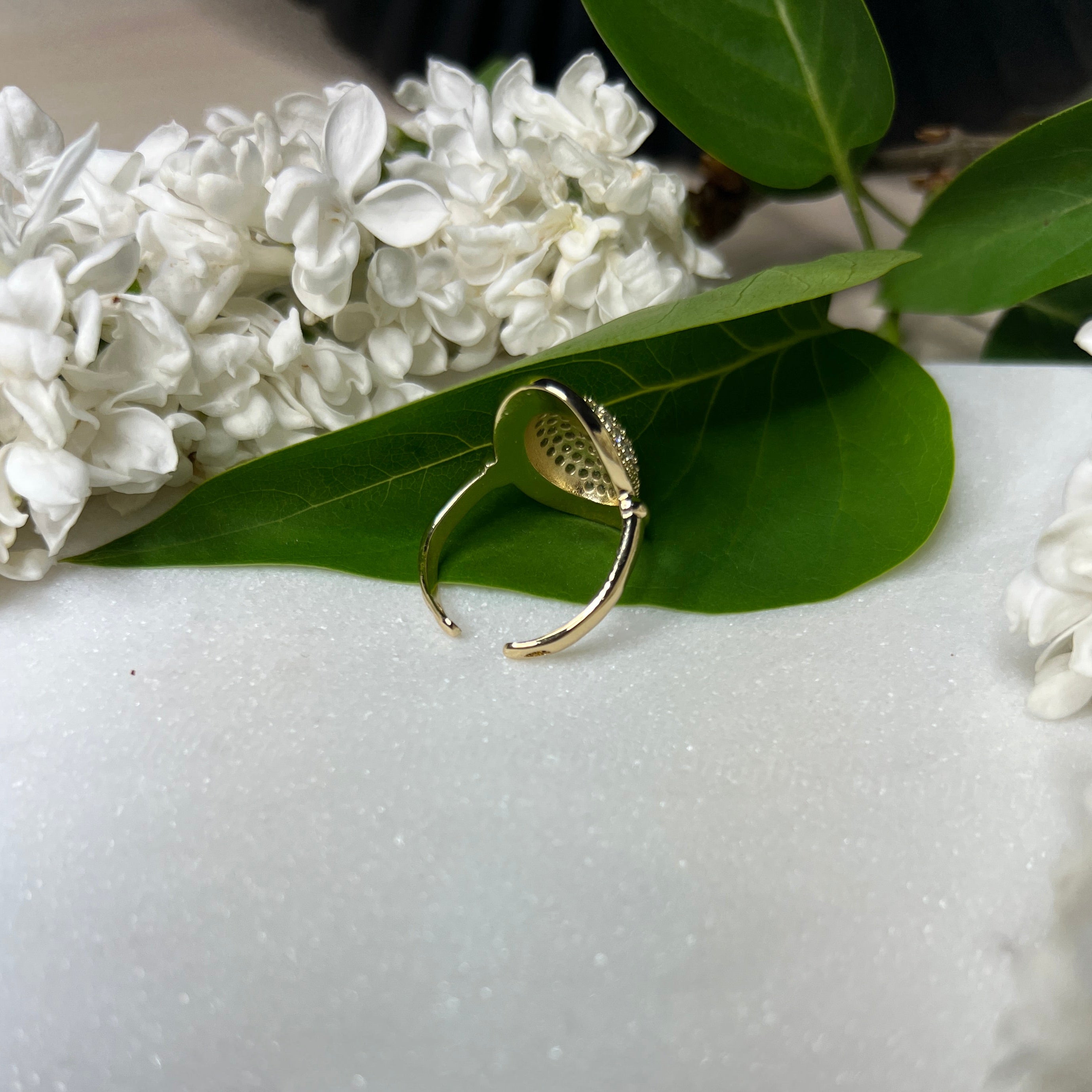 Oval gewölbter Strassring in Gold – Feine Linien, funkelnde Akzente