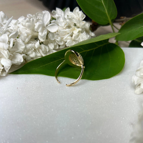 Oval gewölbter Strassring in Gold – Feine Linien, funkelnde Akzente