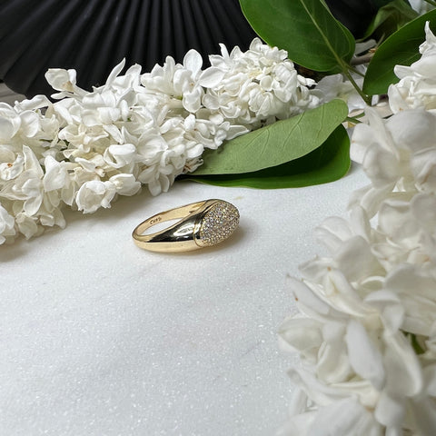 Goldener Ring mit ovaler Strassbesetzung – Zarte Eleganz in vollendeter Form