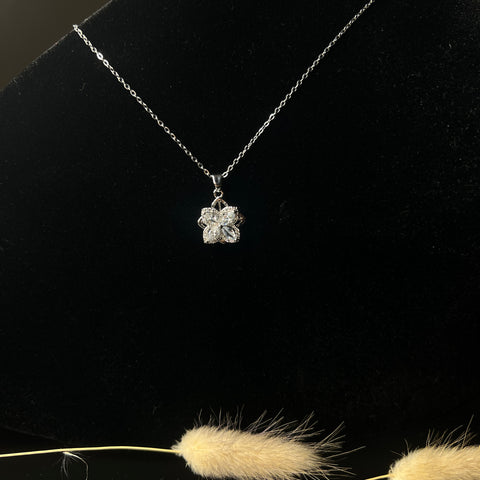 Kette mit Blumen Anhänger front ansicht