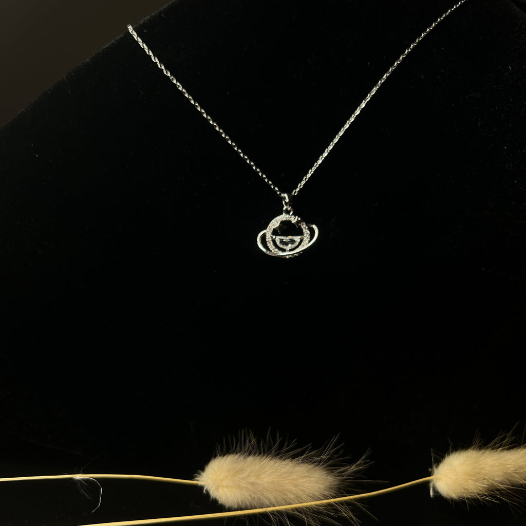 Silberne Halskette Mit Strass Anhänger
