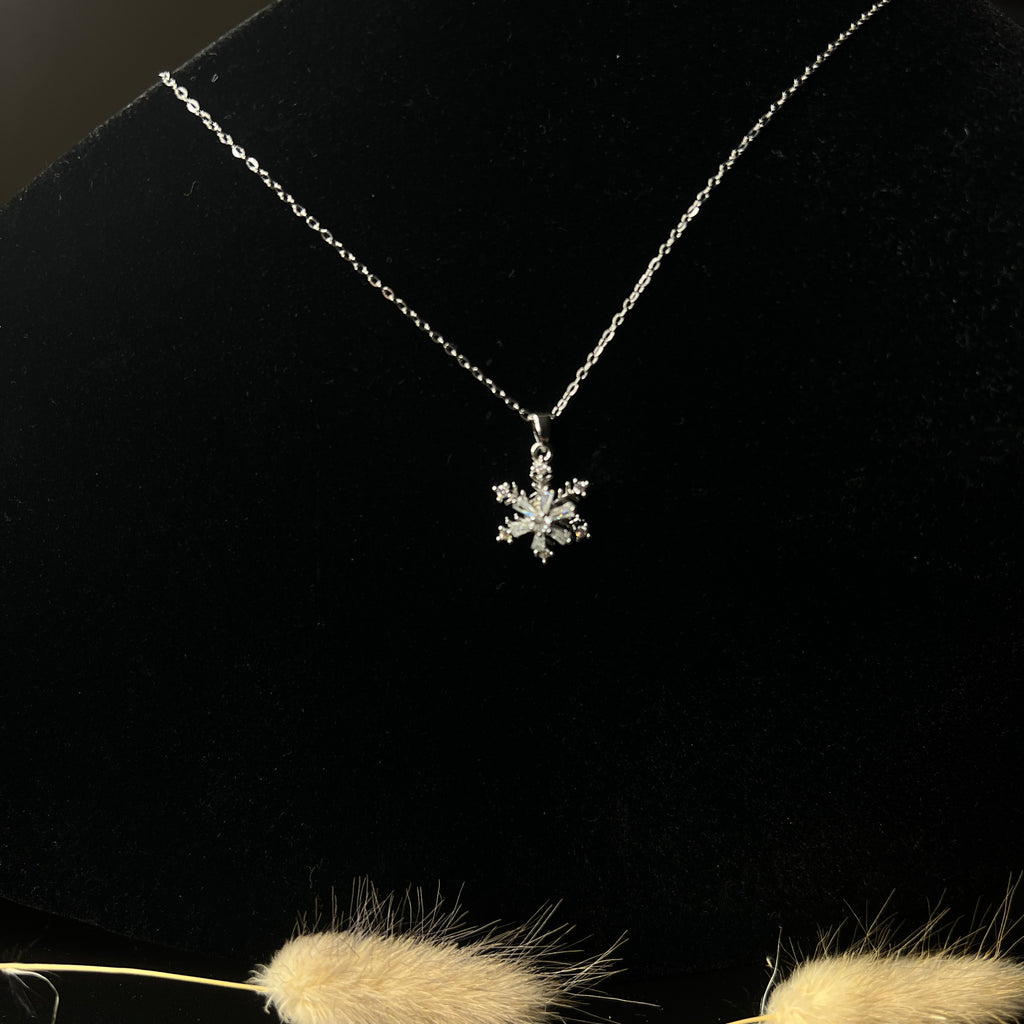 Kette mit Schneeflocke frontansicht