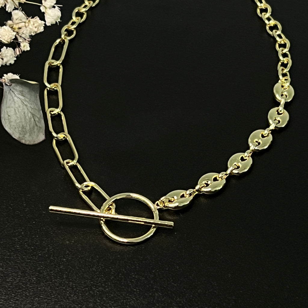 Goldene kette, frontansicht.