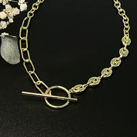 Goldene kette, frontansicht.