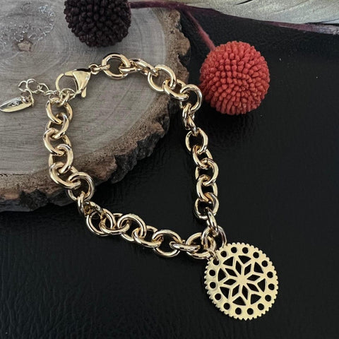 Gold armbänder frauen frontansicht
