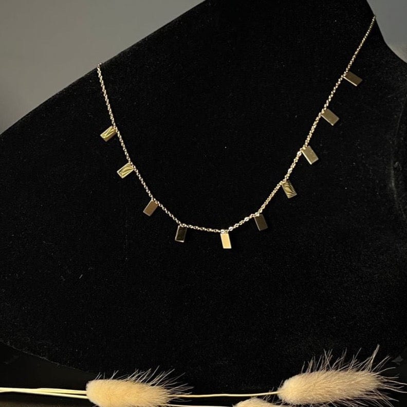 Plattenanhänger mit gold, frontansicht.