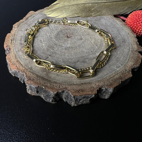 Goldene Armkette frontansicht