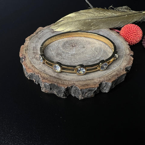 Goldener Armkette frontansicht