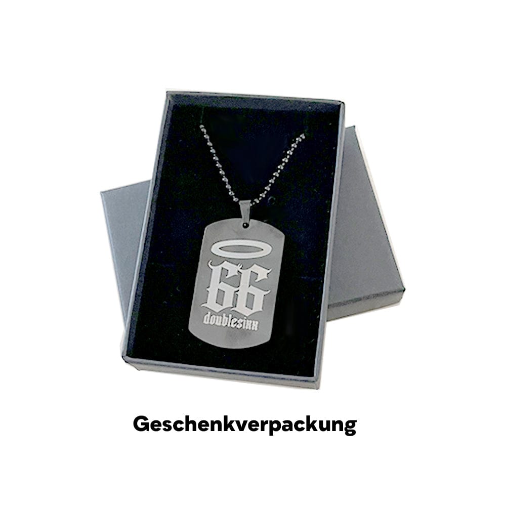Dog tag silber mit gravur und mit schwarz hintergrund.