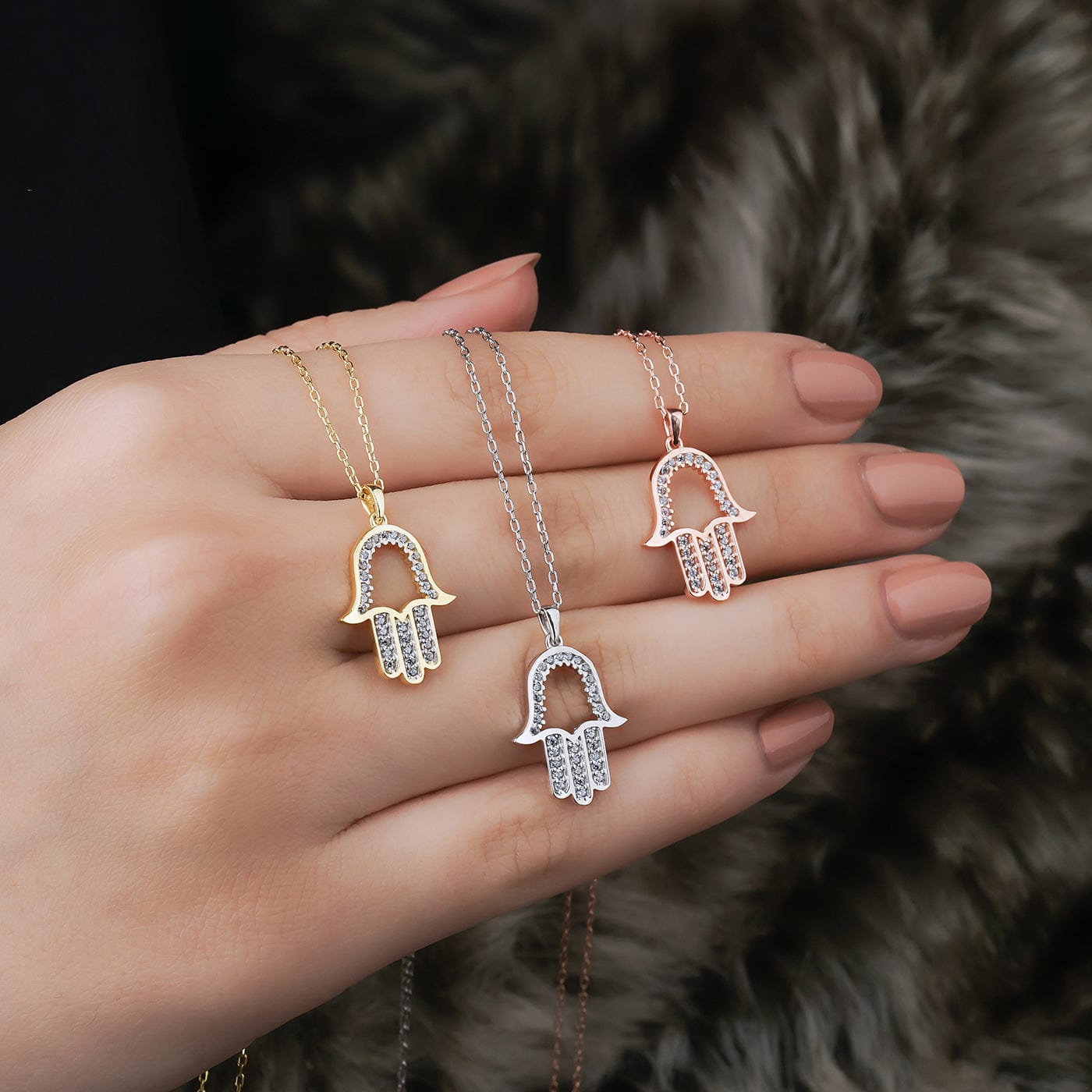 Fatima hand kette silber in der hand