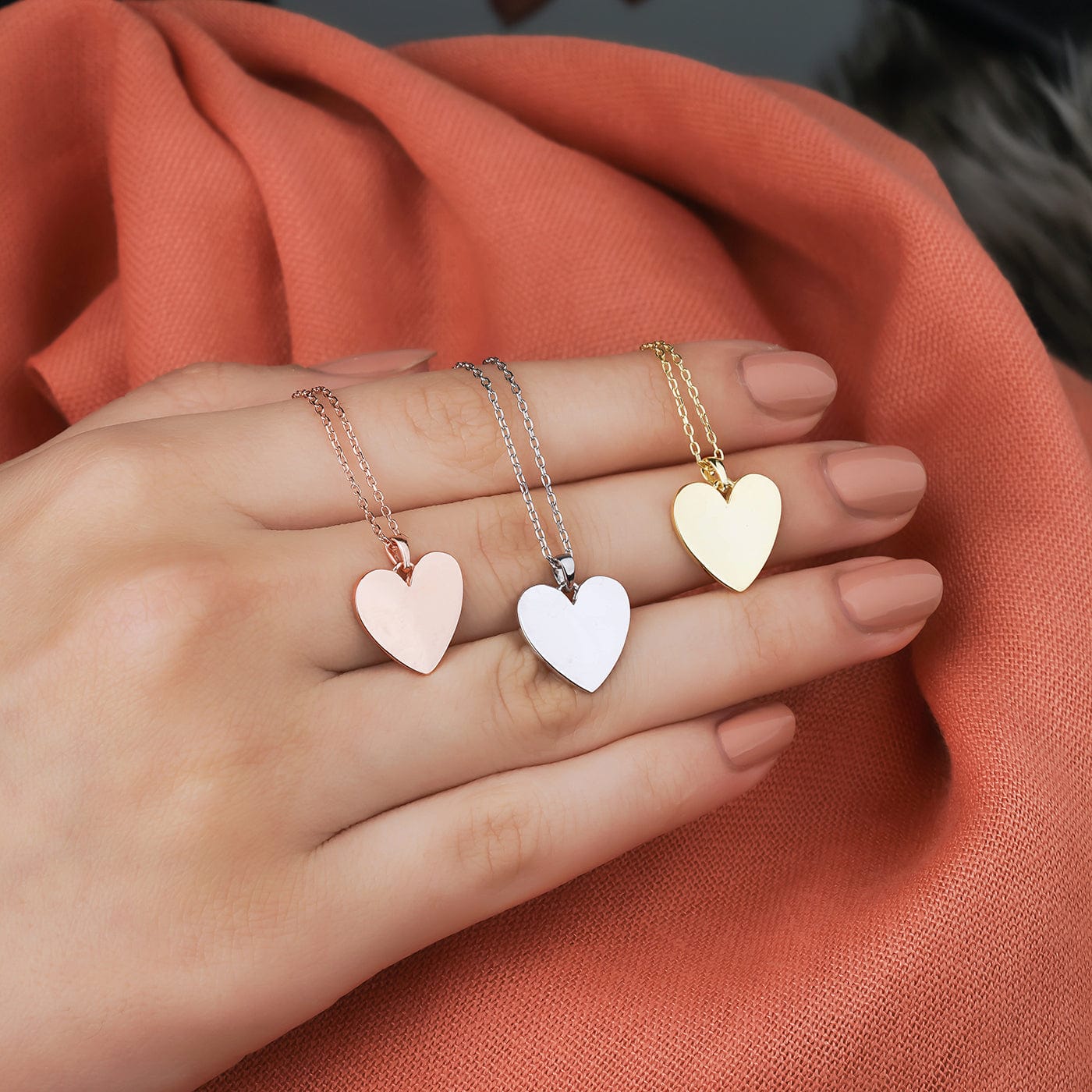 Herz Kette in der hand