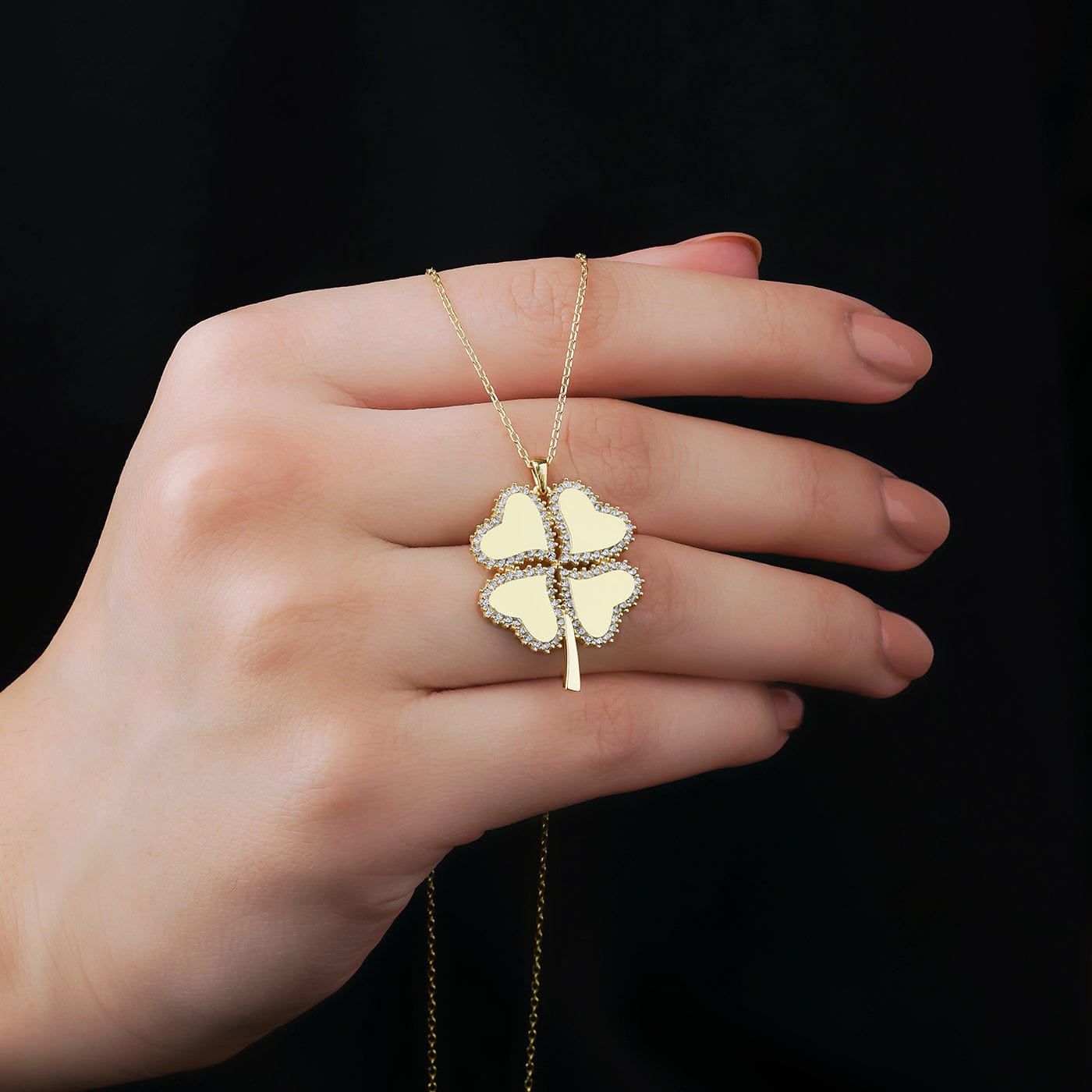 Kette kleeblatt in der hand.