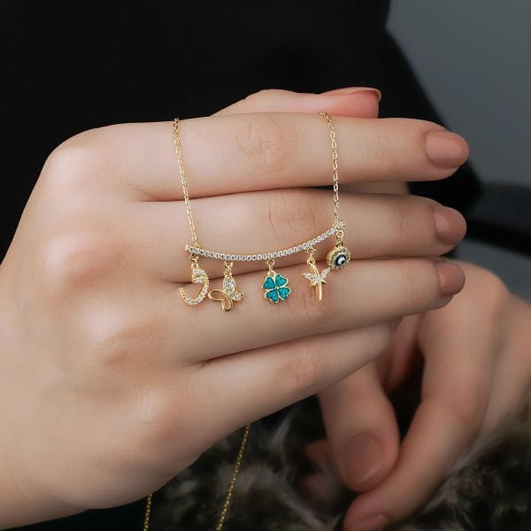 Gold anhänger damen in der hand