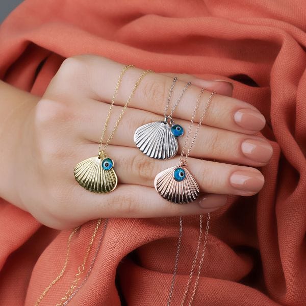 Muschelkette in der hand