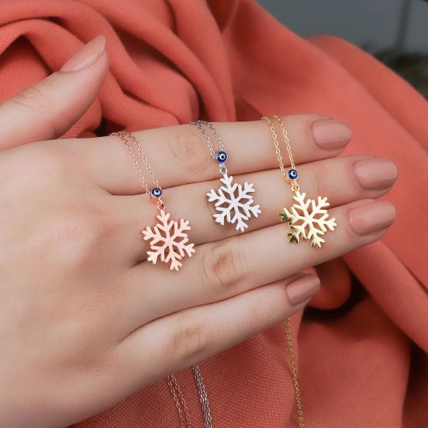 Kette mit schneeflocke in der hand
